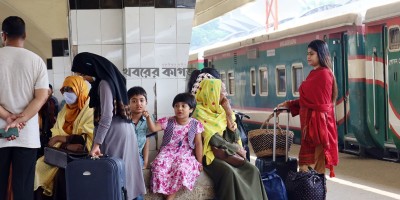 রেলে ভিড় বাড়ছে, চাপ নেই বাস-লঞ্চে